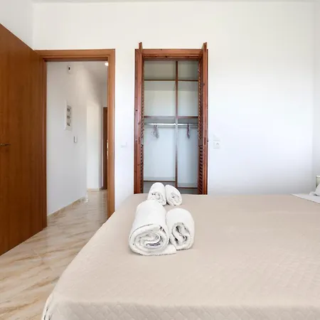 Altamira One - 1st Floor, 8 People, Veranda With Views Apartmán